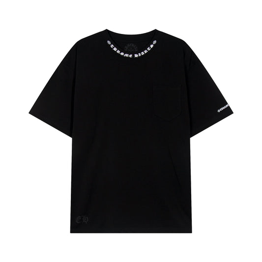 T-shirt Chrome Hearts à lettres imprimées sanskrit sur la poche et le col TB02