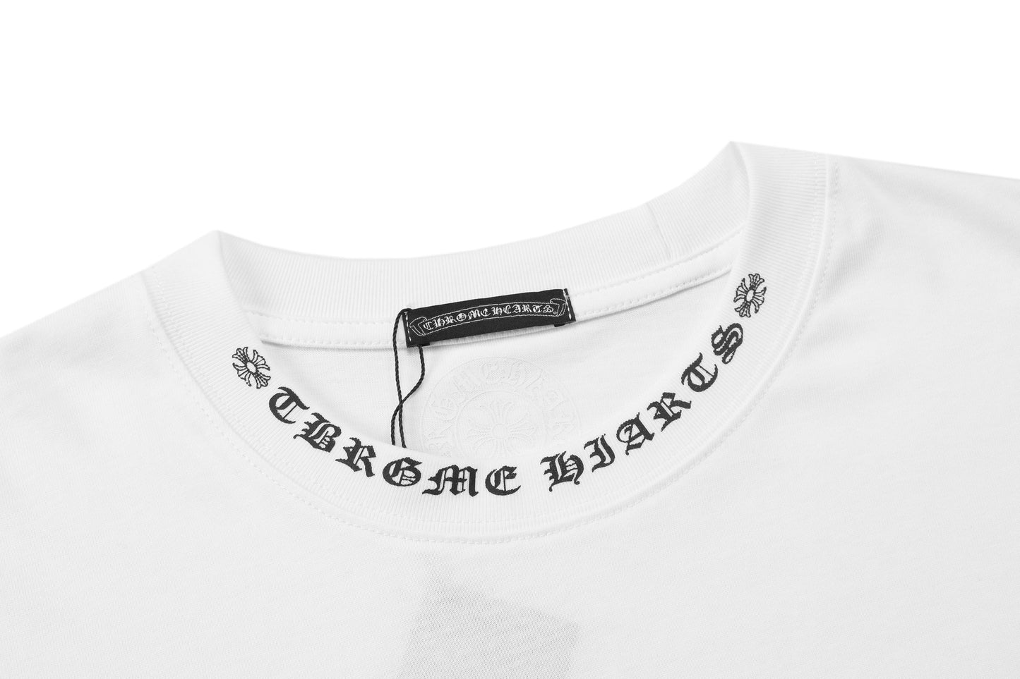 T-shirt Chrome Hearts à lettres imprimées sanskrit sur la poche et le col TB02