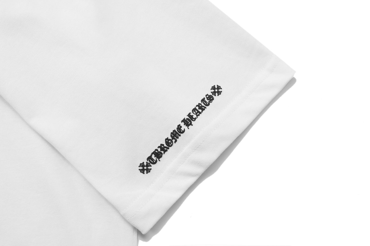 T-shirt Chrome Hearts à lettres imprimées sanskrit sur la poche et le col TB02