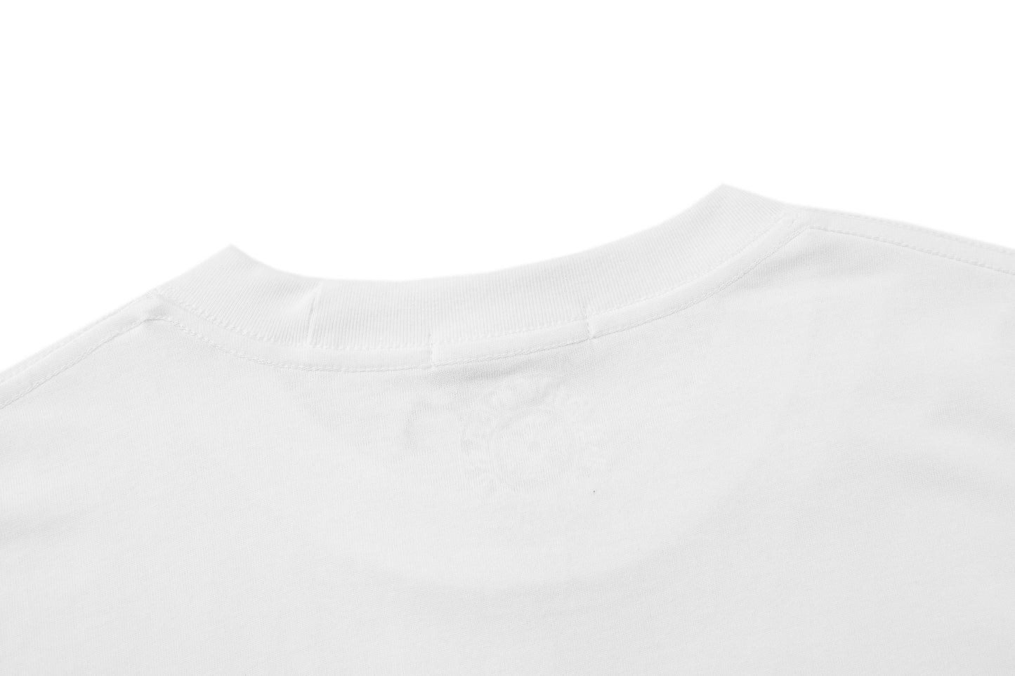 T-shirt Chrome Hearts à lettres imprimées sanskrit sur la poche et le col TB02