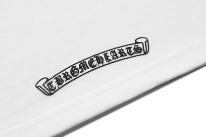 T-shirt Chrome Hearts à lettres imprimées sanskrit sur la poche et le col TB02