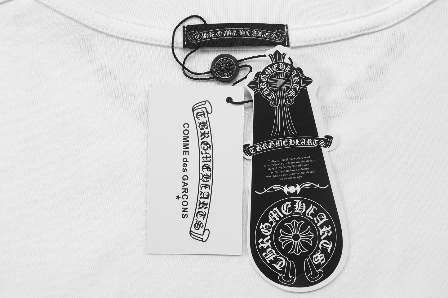 T-shirt Chrome Hearts à lettres imprimées sanskrit sur la poche et le col TB02