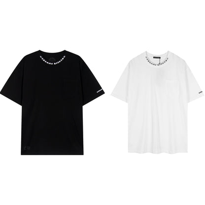 T-shirt Chrome Hearts à lettres imprimées sanskrit sur la poche et le col TB02