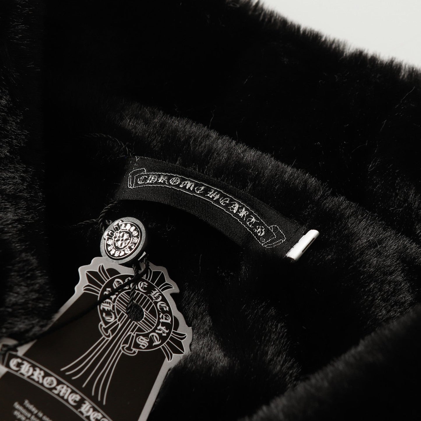 Blouson universitaire Chrome Hearts en fausse fourrure avec croix - Noir Blanc Gothique Streetwear 035