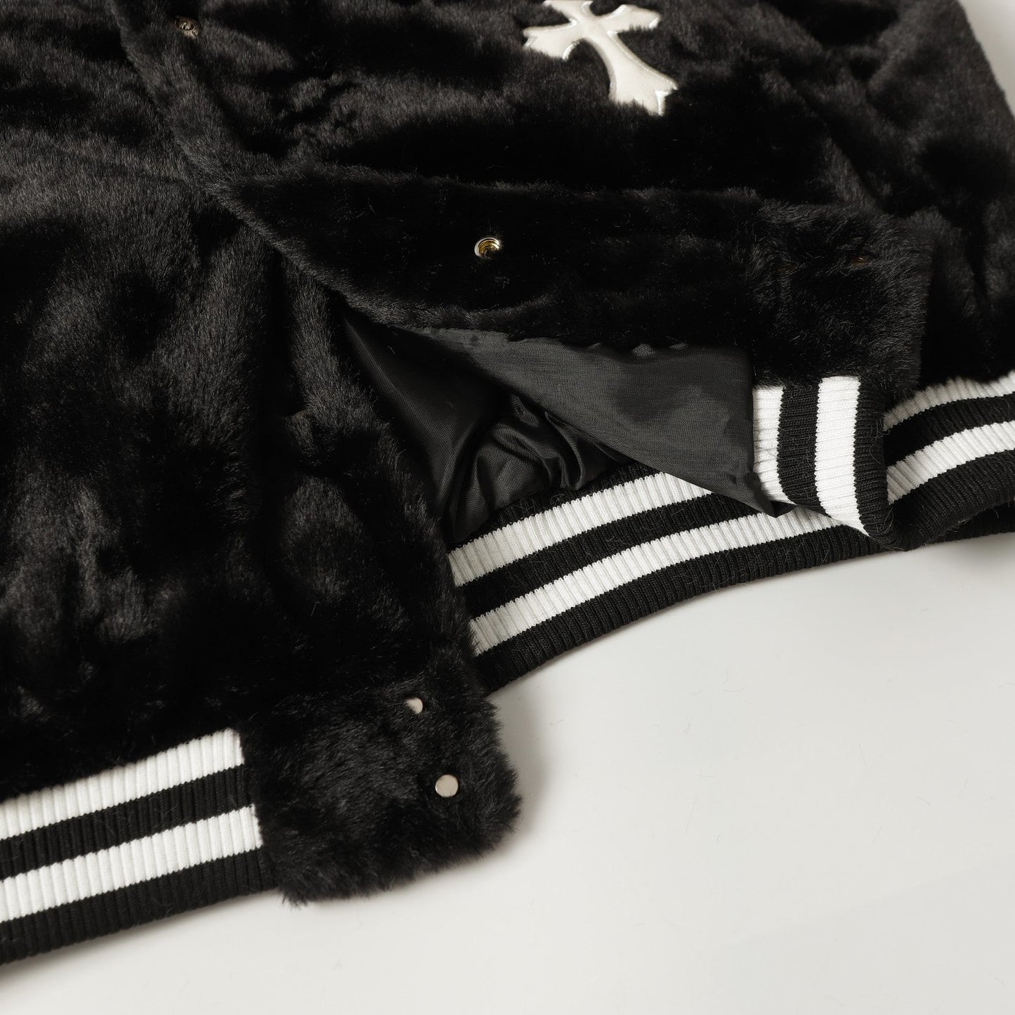 Blouson universitaire Chrome Hearts en fausse fourrure avec croix - Noir Blanc Gothique Streetwear 035