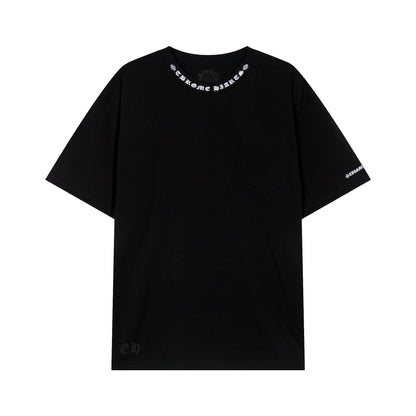 T-shirt Chrome Hearts à lettres imprimées sanskrit sur la poche et le col TB02