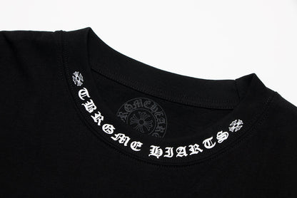 T-shirt Chrome Hearts à lettres imprimées sanskrit sur la poche et le col TB02