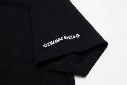 T-shirt Chrome Hearts à lettres imprimées sanskrit sur la poche et le col TB02