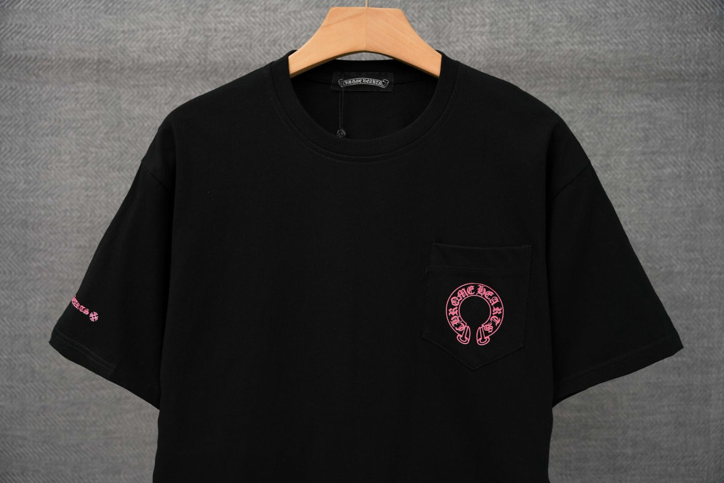 Chrome Hearts T-Shirt mit Sanskrit-Buchstabenprint und kurzen Ärmeln KT36